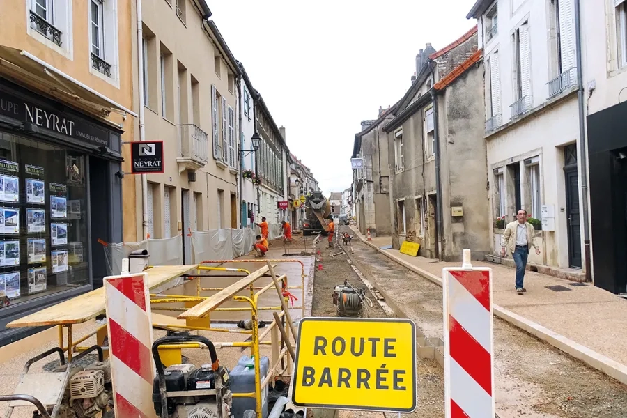 Rue de la République. Aménagement par tranches pour minimiser la gêne aux riverains. Nécessité de travailler par petites zones, en alternant les travaux de part et d'autre de la rue. Protection des façades à l'aide de feuilles en plastique.