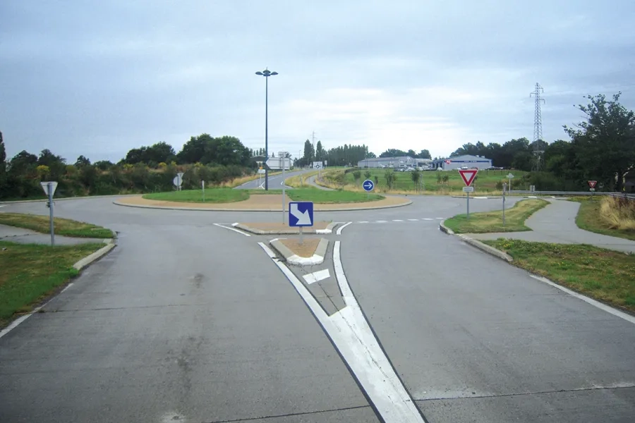 Carrefour giratoire de Saint-Pierre-la-Cour. Structure BC5g sur GB3, réalisée en 2005.