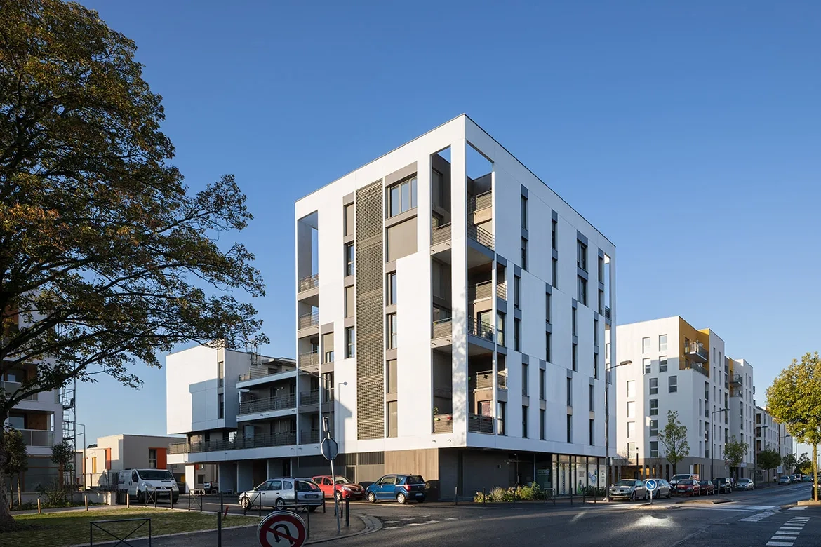 Le volume cubique vertical de l’immeuble plot participe au front bâti
de la rue Daniel-Mayer. Le volume cubique vertical de l’immeuble plot participe au front bâti
de la rue Daniel-Mayer.
