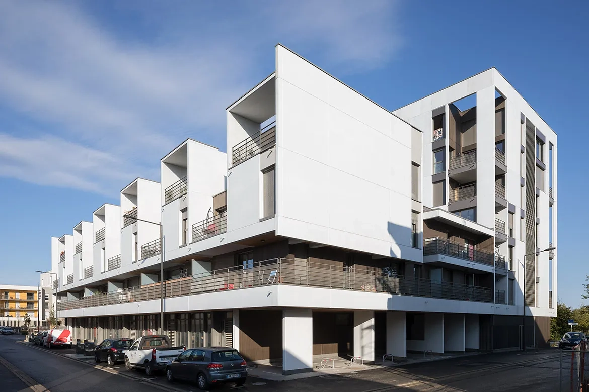 Les façades en béton lasuré sont réalisées grâce à des murs à coffrage intégré de qualité architec- tonique, combinés avec des éléments d’angle et des potelets en béton préfabriqué. Les façades en béton lasuré sont réalisées grâce à des murs à coffrage intégré de qualité architec- tonique, combinés avec des éléments d’angle et des potelets en béton préfabriqué.