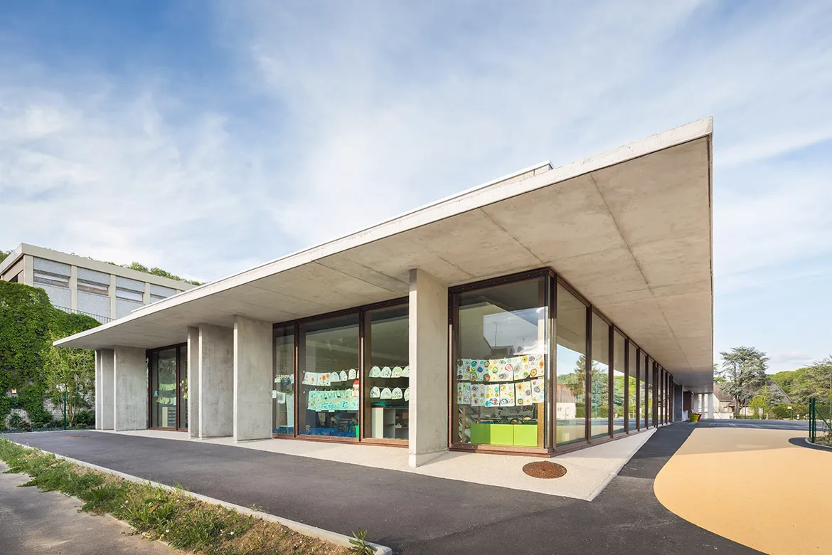 L’auvent de
la façade ouest repose en partie sur des voiles béton verticaux qui complètent le dispositif brise-soleil. L’auvent de
la façade ouest repose en partie sur des voiles béton verticaux qui complètent le dispositif brise-soleil.