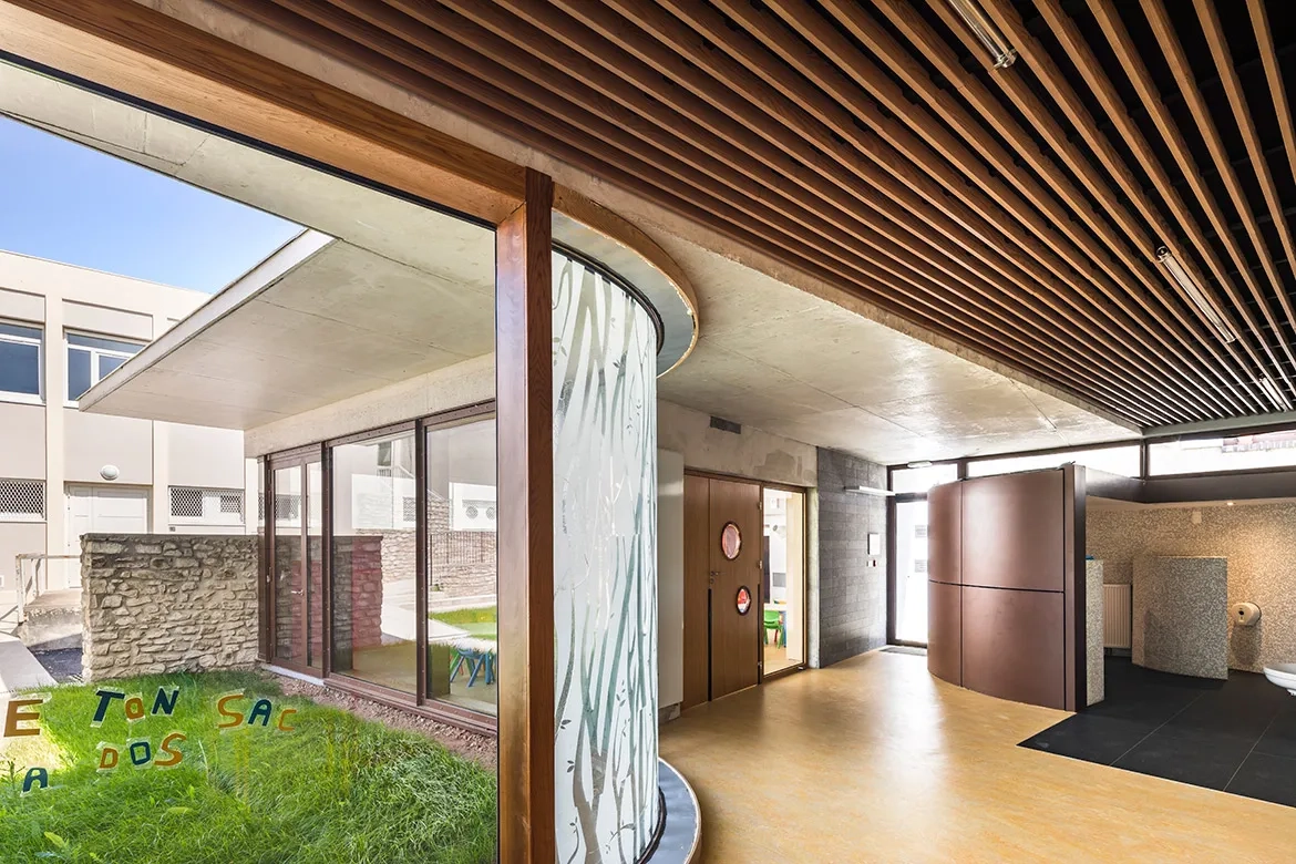 L’inflexion de la circulation qui borde le patio intérieur accompagne vers le réfectoire. L’inflexion de la circulation qui borde le patio intérieur accompagne vers le réfectoire.