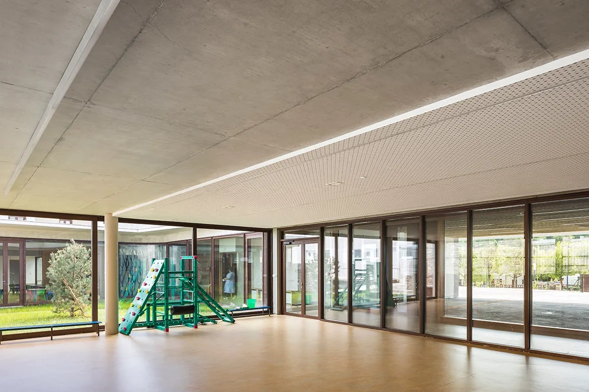La salle de motricité profite de la lumière via le hall et le patio. La salle de motricité profite de la lumière via le hall et le patio.