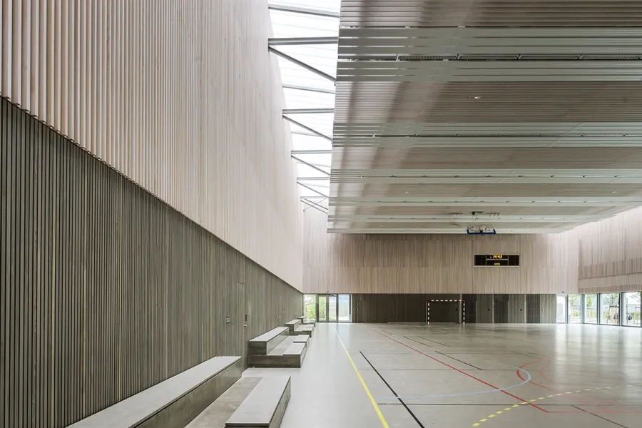 Une ambiance douce et lumineuse règne dans la grande salle de sport. Une ambiance douce et lumineuse règne dans la grande salle de sport.