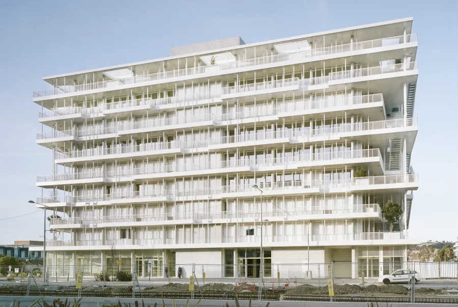 La longueur des débords s’adapte aux orientations. elle est réduite au nord, où un jeu aléatoire de poteaux crée une façade vibrante le long de la nouvelle avenue. ROUSSEL_LAISNE_Nice_Burx_Bureaux_C-Weiner_wec1812_nice_meridia_1459_1.jpg