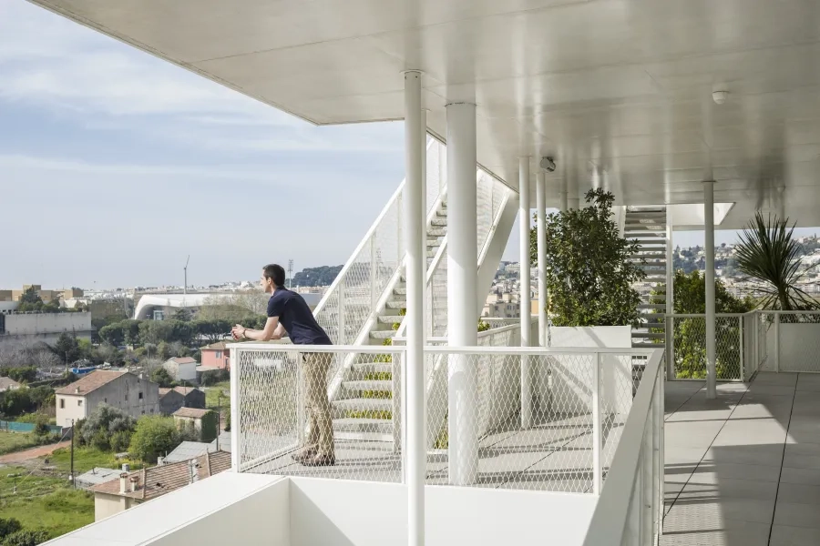 Côté jardin, au sud, les terrasses créent des lieux de travail ou de rencontre informels. ROUSSEL_LAISNE_Nice_Burx_Bureaux_C-Weiner_wec1904_LR_Anis_M0314.jpg