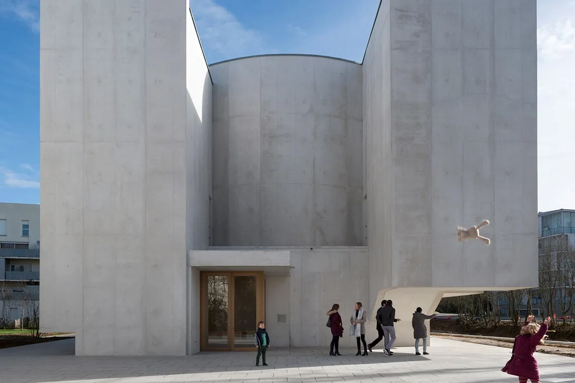 Façade ouest d’entrée : l’espace public et le parvis de l’église se confondent. Façade ouest d’entrée : l’espace public et le parvis de l’église se confondent.