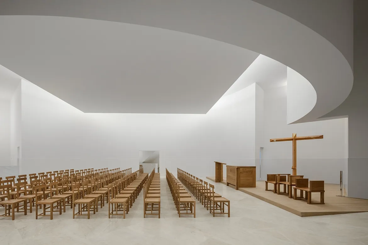 Le panneau carré surplombe la partie centrale de l’église. Il diffuse la lumière zénithale de la verrière située au-dessus. Le panneau carré surplombe la partie centrale de l’église. Il diffuse la lumière zénithale de la verrière située au-dessus.