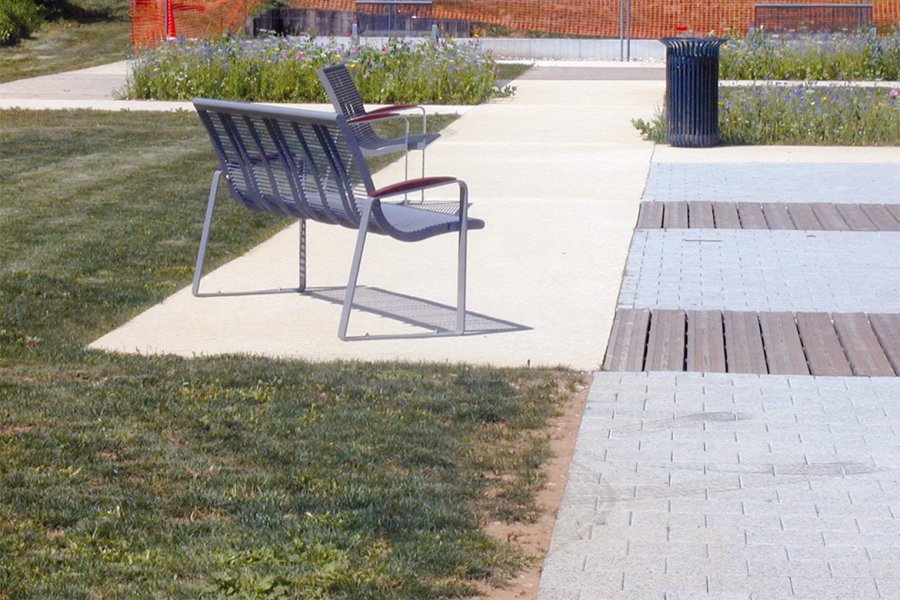 en bordure de route et du doubs, le square de Velotte (2 800 m2) compte deux aires de jeux pour enfants. ses cheminements réalisés en béton décoratif Articimo® (holcim Bétons) micro- désactivé de ton pierre s’harmonisent parfaitement avec les autres matériaux utilisés : le bois (pour le platelage) et la pierre (pour le pavage).