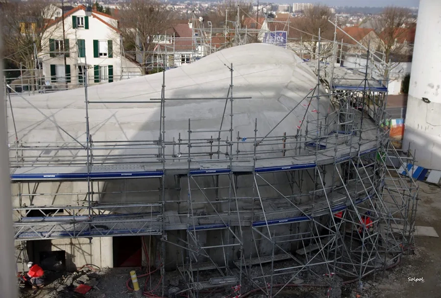 L’ensemble de la coque, en béton armé de 20 cm d’épaisseur, est nie manuellement à la taloche. L’ensemble de la coque, en béton armé de 20 cm d’épaisseur, est nie manuellement à la taloche.