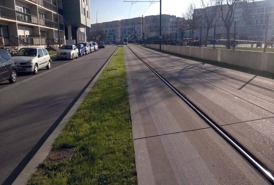 La plate-forme du tramway T6 est constituée d’une dalle courte en béton non armé et goujonné