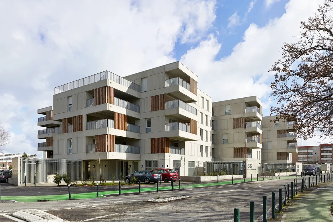 La conception en petits volumes à r+4 introduit une échelle humaine au sein du quartier. La conception en petits volumes à r+4 introduit une échelle humaine au sein du quartier.