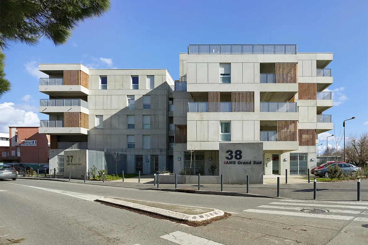 Tous les logements sont dotés de balcons ou de loggias qui forment des avancées ou des espaces en creux, créant des perspectives variées depuis la rue. tous les logements sont dotés de balcons ou de loggias qui forment des avancées ou des espaces en creux, créant des perspectives variées depuis la rue.