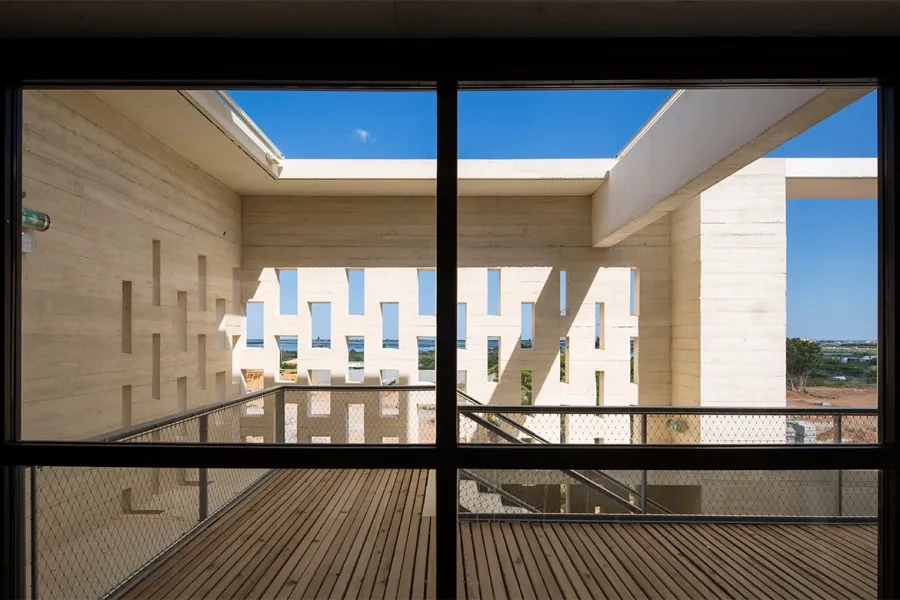 claustra qui protège l’angle de la terrasse et donne à cet endroit une intériorité et une protection, qui contrastent avec la vue panoramique vers la mer.