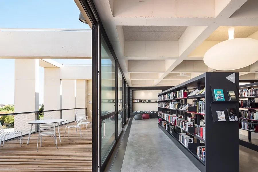 la salle de lecture du deuxième étage s’étend à l’extérieur en une terrasse d’où l’on aperçoit la mer.