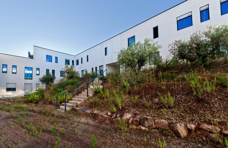 À l’intérieur, un vaste patio central permet de faire entrer la lumière naturelle dans les locaux.