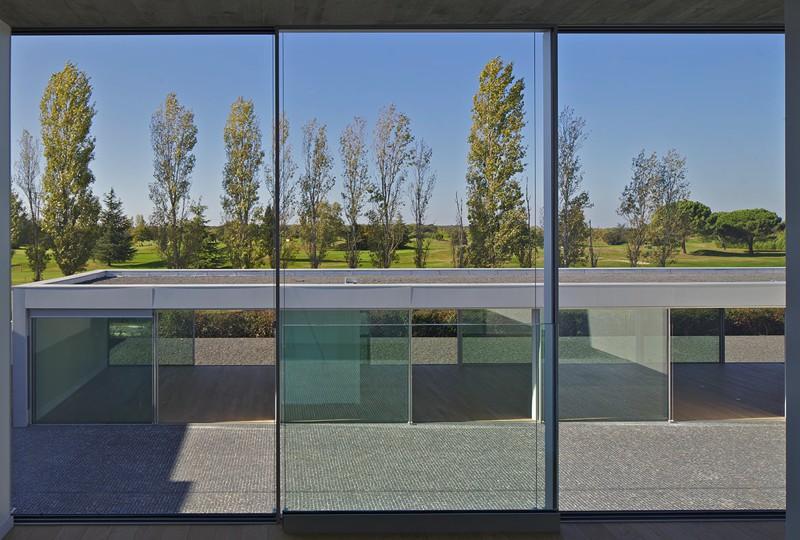 Vue sur le paysage depuis une chambre.