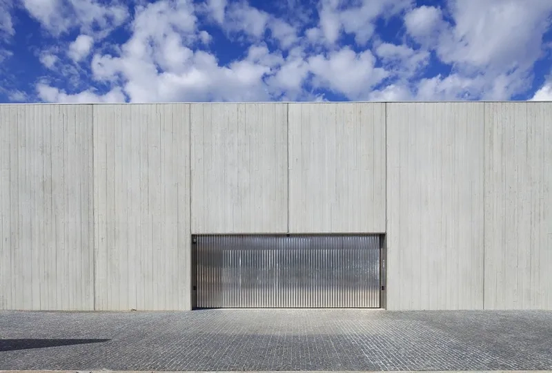 Les murs sont réalisés avec des panneaux en béton préfabriqué matricé.