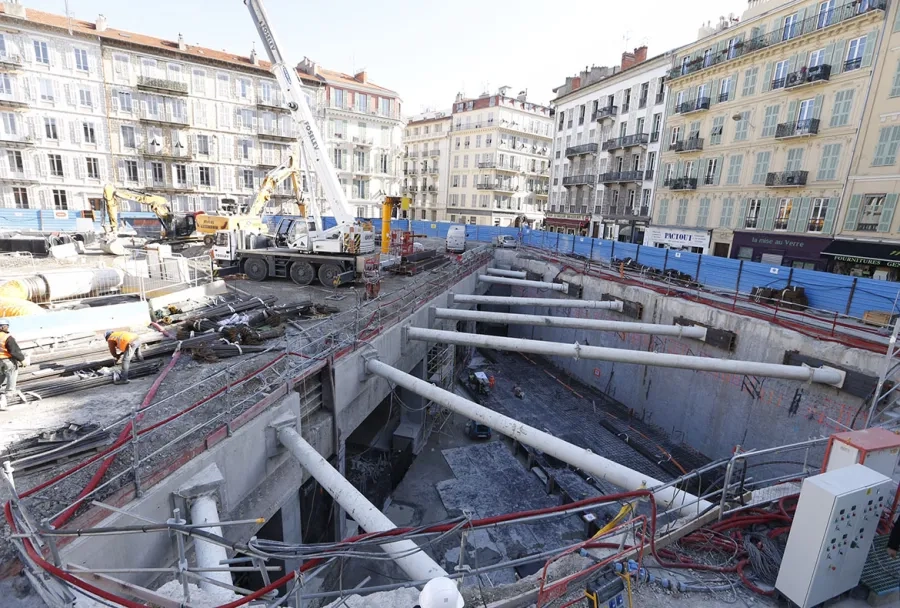 Station Durandy : butonnage des parois moulées d’une des « boîtes ». Station Durandy : butonnage des parois moulées d’une des « boîtes ».