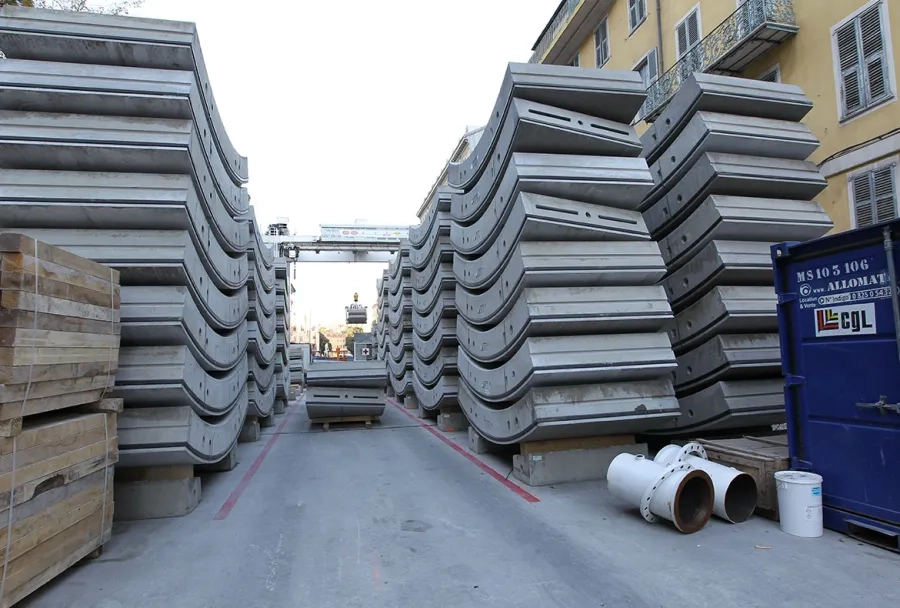 Rue ségurane : sur la zone de chantier, stockage des voussoirs en flux tendu, en raison de l’exiguïté des lieux. Rue ségurane : sur la zone de chantier, stockage des voussoirs en flux tendu, en raison de l’exiguïté des lieux.