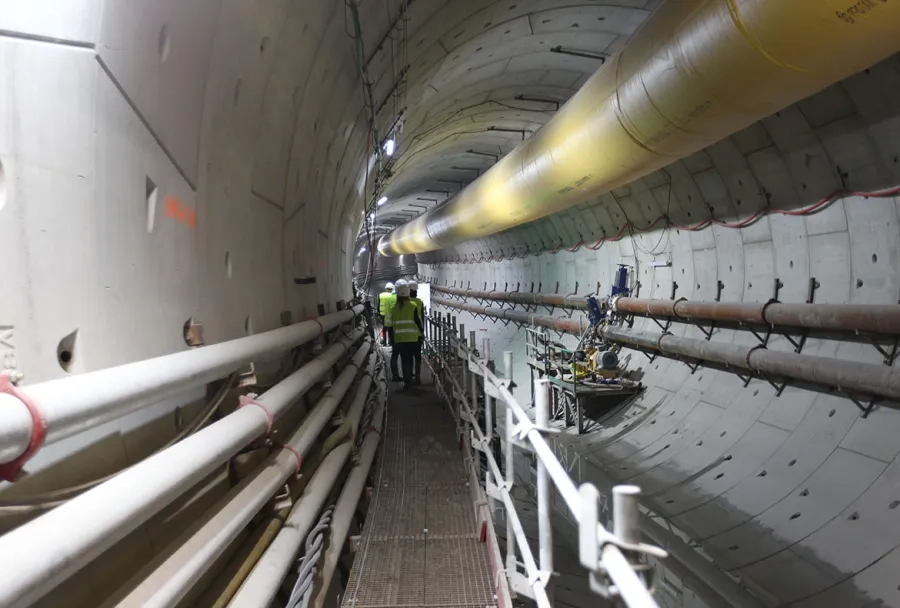 Intérieur du tunnel avec la conduite de marinage pour l’exfiltration des déblais et la canalisation de boue bentonitique. Intérieur du tunnel avec la conduite de marinage pour l’exfiltration des déblais et la canalisation de boue bentonitique.
