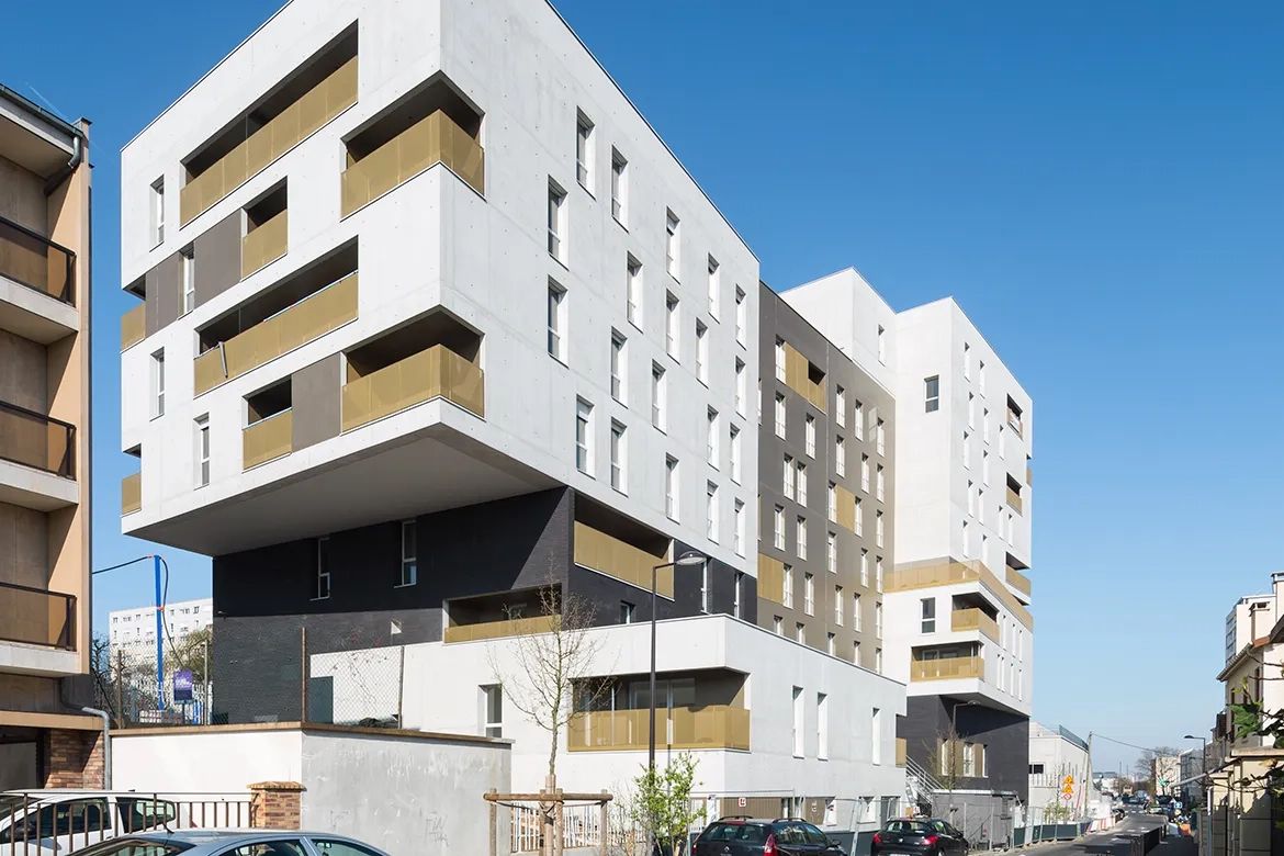 Au sud, un porte-à-faux assure la transition avec le bâtiment voisin. Au sud, un porte-à-faux assure la transition avec le bâtiment voisin.