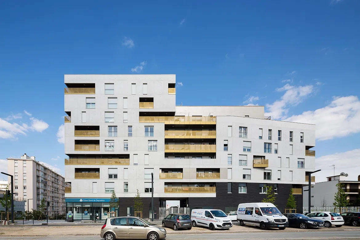 Les façades en béton autoplaçant expriment la rigueur du plan. Les façades en béton autoplaçant expriment la rigueur du plan.