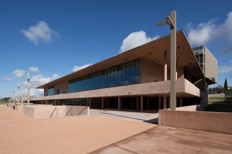 Le lycée est construit avec pour unique matériau le béton, au sol, aux murs et plafonds. Sa teinte reprend celle du site. Le lycée est construit avec pour unique matériau le béton, au sol, aux murs et plafonds. Sa teinte reprend celle du site.