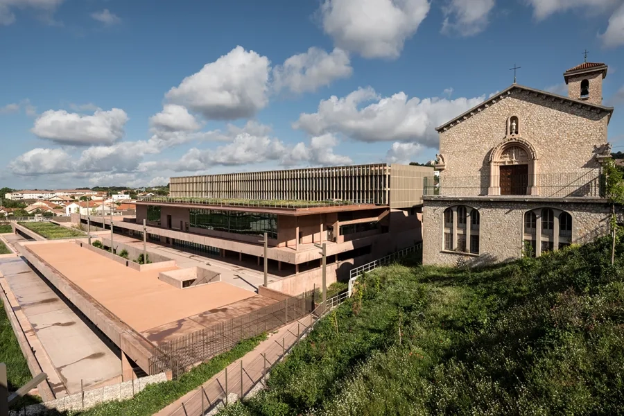 L’église conserve toute son importance malgré
un rapport d’échelle défavorable avec le lycée. L’église conserve toute son importance malgré
un rapport d’échelle défavorable avec le lycée.