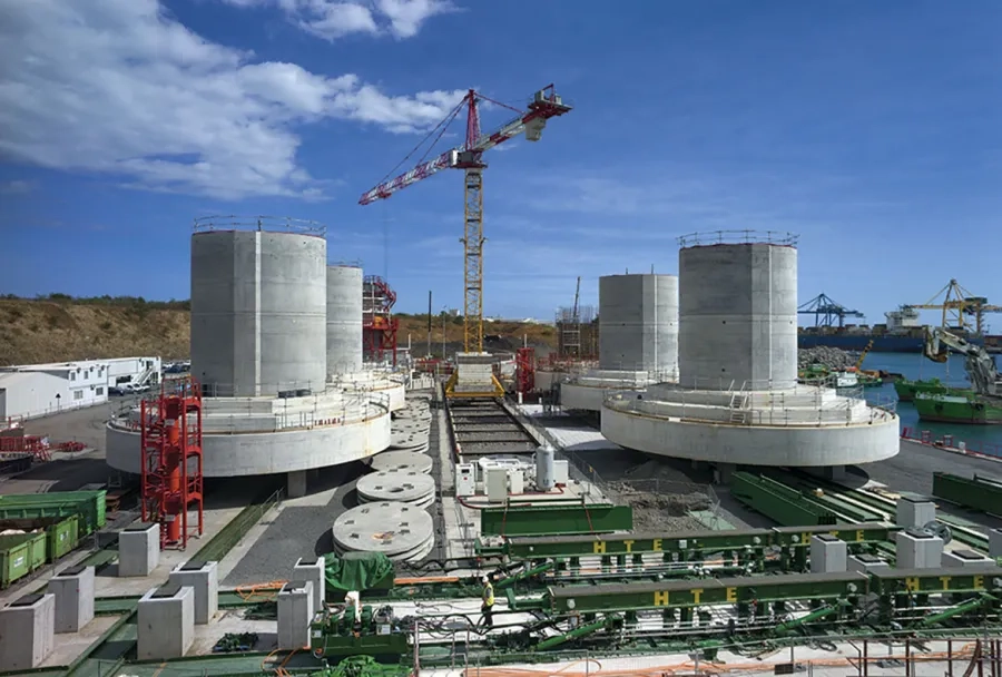 Les semelles de fondation cylindriques des embases de piles sont très massives : de 20 à 23 m de diamètre pour 4 m d’épaisseur. Les semelles de fondation cylindriques des embases de piles sont très massives : de 20 à 23 m de diamètre pour 4 m d’épaisseur.