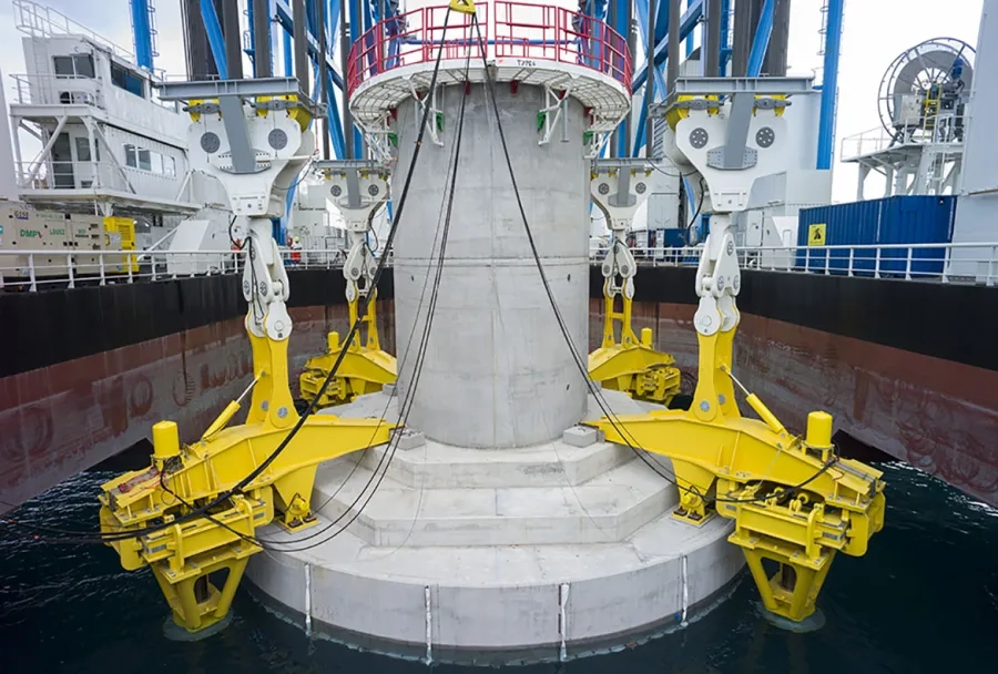 Les embases de 4 500 t sont posées avec une précision de 35 mm grâce à la barge zourite. Les embases de 4 500 t sont posées avec une précision de 35 mm grâce à la barge zourite.