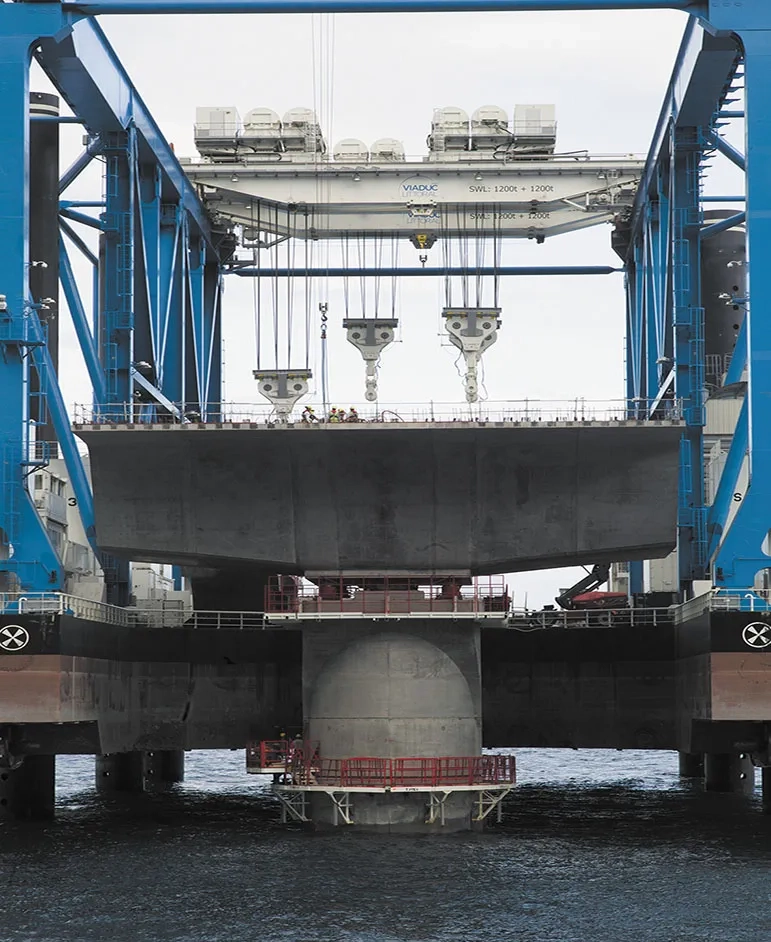 La barge zourite permet de transporter en une fois la tête de pile surmontée du mégavoussoir sur pile. La barge zourite permet de transporter en une fois la tête de pile surmontée du mégavoussoir sur pile.