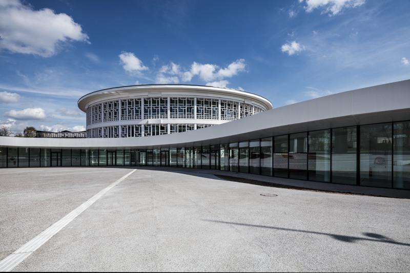 La façade largement vitrée de l’extension rend visible de l’extérieur ce qui se passe dans le bâtiment et invite à entrer.