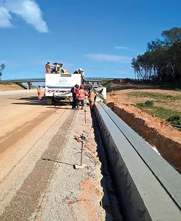 Au total, Agilis réalisera 90 km de séparateurs simples en béton adhérent (GBA) (photo du haut) et 12 km de caniveaux à fente (photo du bas). Au total, Agilis réalisera 90 km de séparateurs simples en béton adhérent (GBA) (photo du haut) et 12 km de caniveaux à fente (photo du bas).