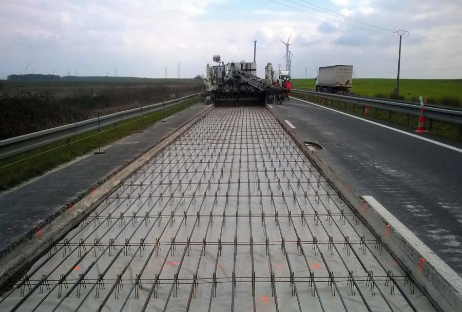 Deux phases de l’intervention sur l’A71 : mise en place des barres en acier haute adhérence HA 16 le mardi et bétonnage à la machine à coffrages glissants le mercredi.