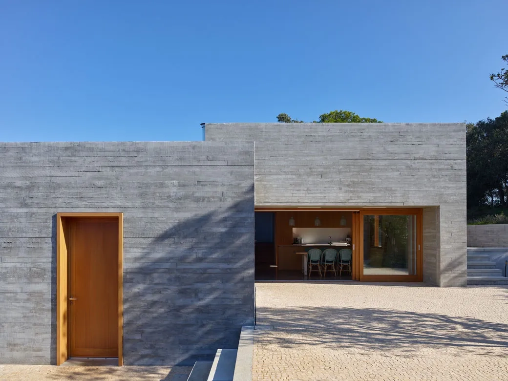 L’écriture architecturale est sobre, du béton et du bois. Le dessin des planchettes crée une surface vibrante sous le soleil. L’écriture architecturale est sobre, du béton et du bois. Le dessin des planchettes crée une surface vibrante sous le soleil.