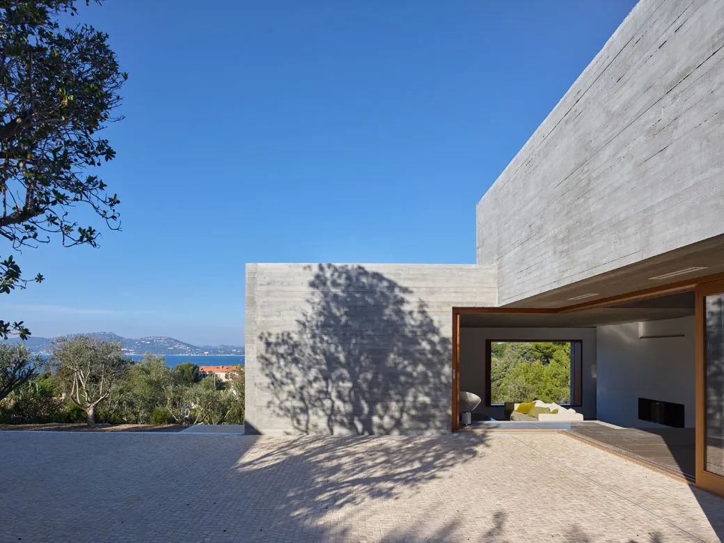 Située sur la plus haute des restanques, la maison s’organise autour d’une « place », un espace extérieur fédérateur, à l’ombre d’un olivier avec vue sur la mer. située sur la plus haute des restanques, la maison s’organise autour d’une « place », un espace extérieur fédérateur, à l’ombre d’un olivier avec vue sur la mer.