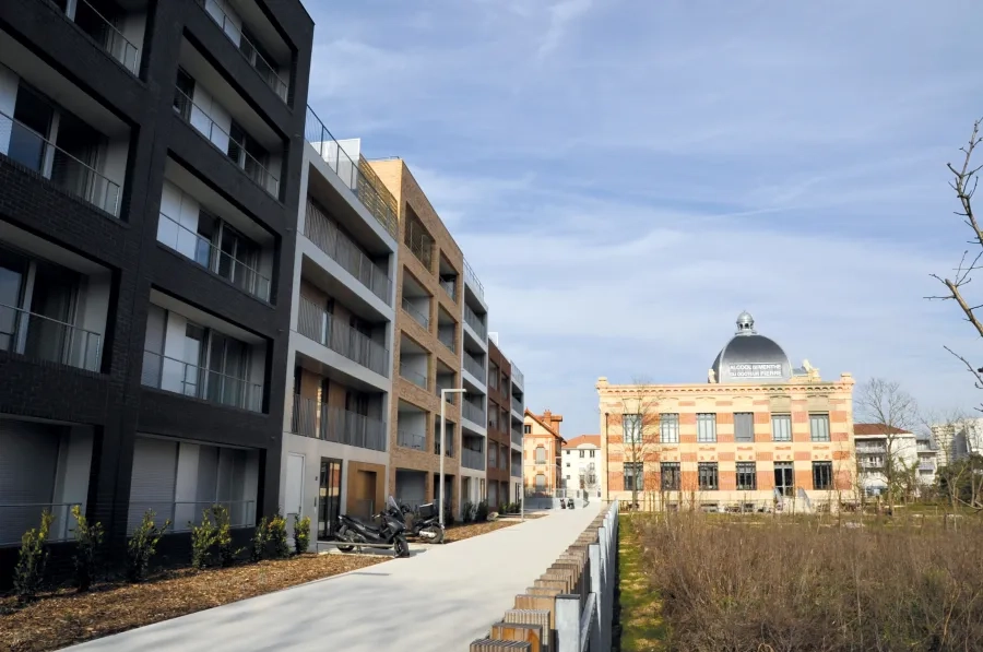 Vue générale du château de Nanterre. Au premier plan, les allées extérieures en béton décoratif réalisées entre mai et juin 2017.