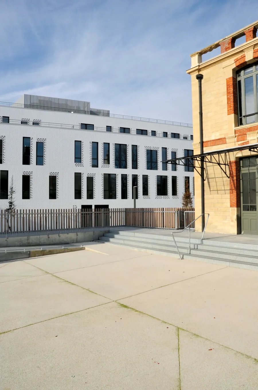 Confectionné à la centrale EQIOM de Nanterre, le béton intègre des granulats de quartz blanc de granulométrie 6/10 avec une adjuvantation spécifique pour béton bouchardé. 