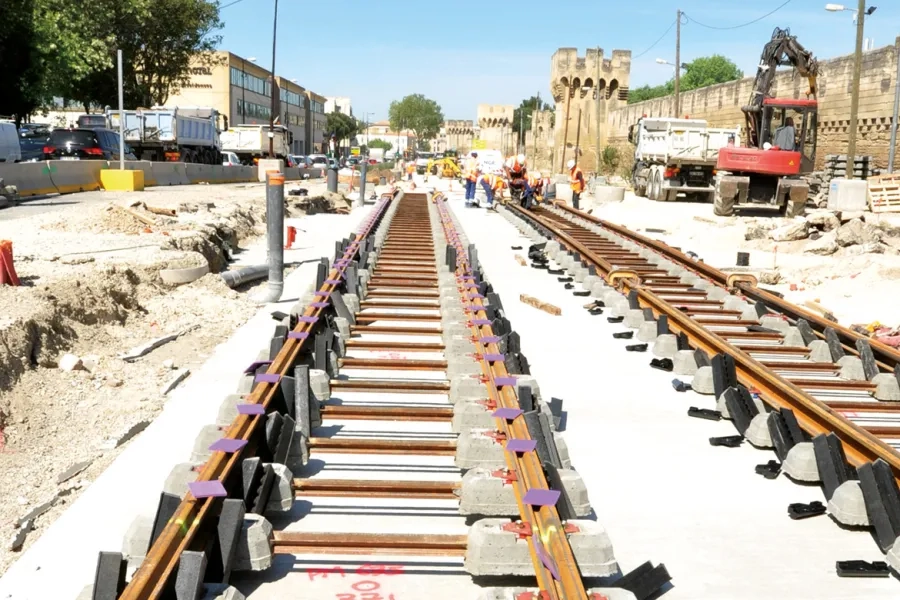 Les rails posés sur des traverses biblocs en béton, préfabriquées par Sateba.