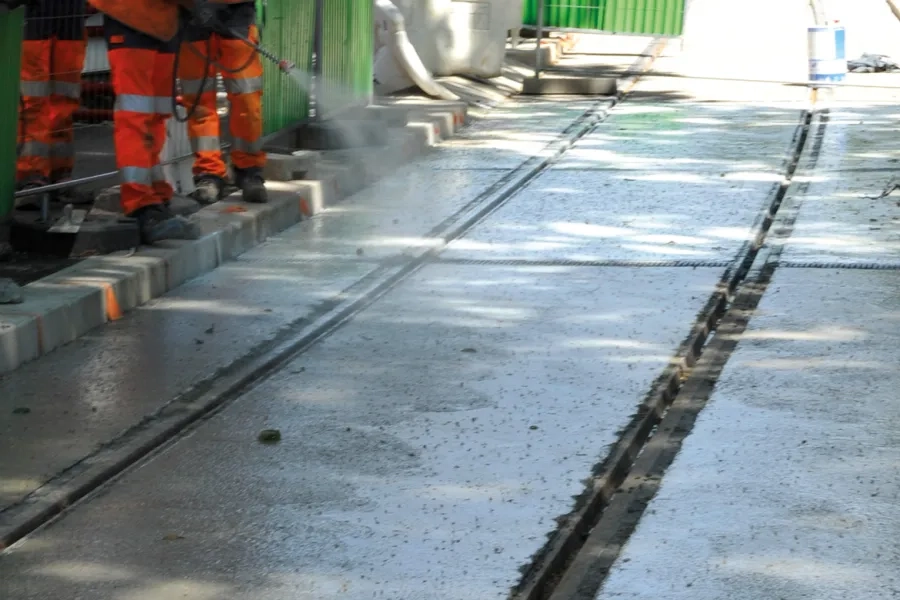 Lavage à haute pression du béton désactivé. 