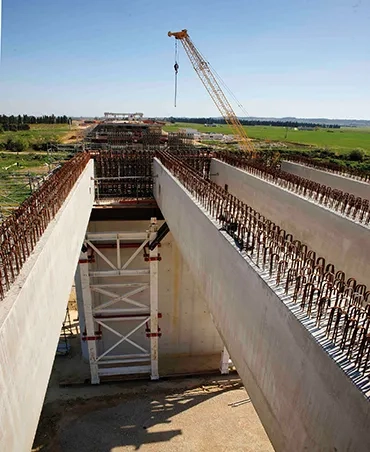 Long au total de 345 m, le viaduc du vistre comporte un ouvrage droit de 261 m de type quadripoutres en béton armé.