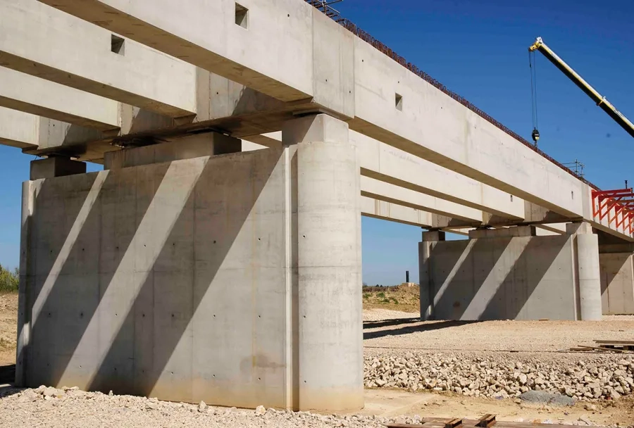 Les estacades sont constituées de poutres préfabriquées en béton armé reposant sur les piles.