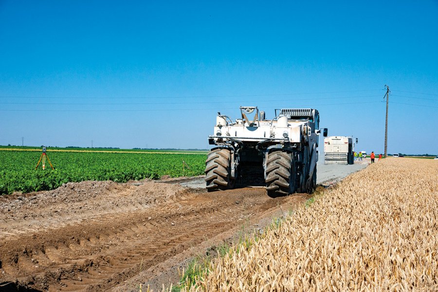 Le malaxeur Wirtgen 2400 intervenant sur une épaisseur de 45 cm de profondeur.