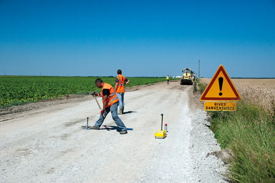 À droite, contrôle de la régularité de l’épandage et de la quantité des liants réalisé par la méthode dite « à la bâche ». À gauche, préparation d’un test de compacité. En médaillon, résultat à l’issue du malaxage : le liant clair a été finement mélangé  avec le matériau de l’ancienne chaussée. 