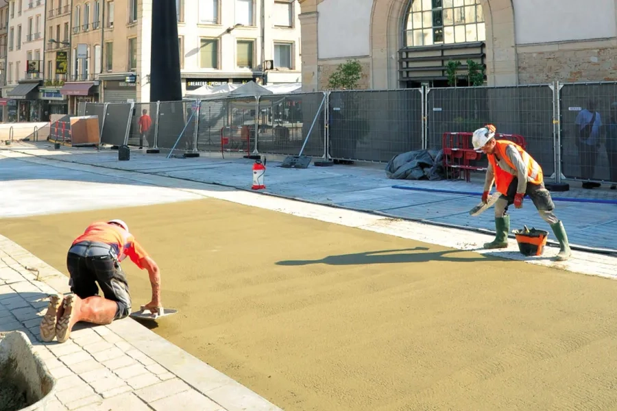 Achèvement des travaux devant l'entrée du marché couvert.