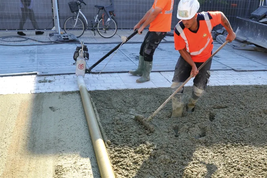 Le rouleau Striker a été utilisé pour une mise en œuvre rapide et pour obtenir un lissage uni et régulier.