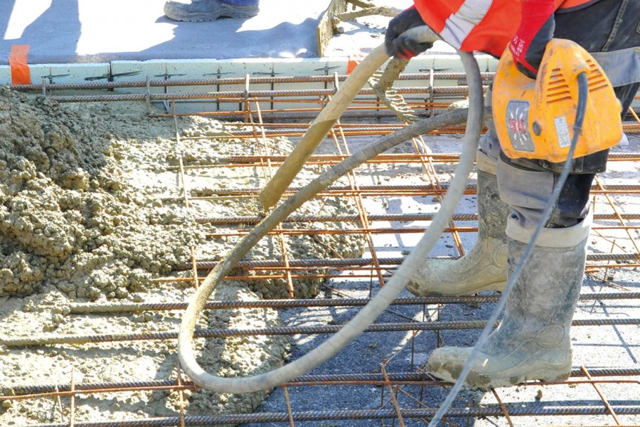 Une aiguille vibrante est utilisée pour chasser les bulles d’air et assurer une bonne compacité.