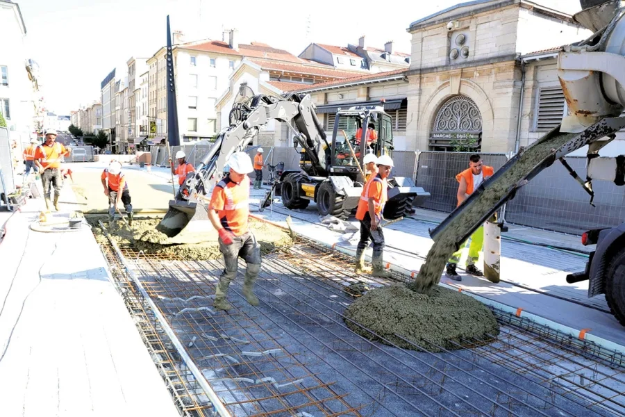 Le béton est délivré directement à la goulotte, puis réparti sur une épaisseur de 21 cm.
