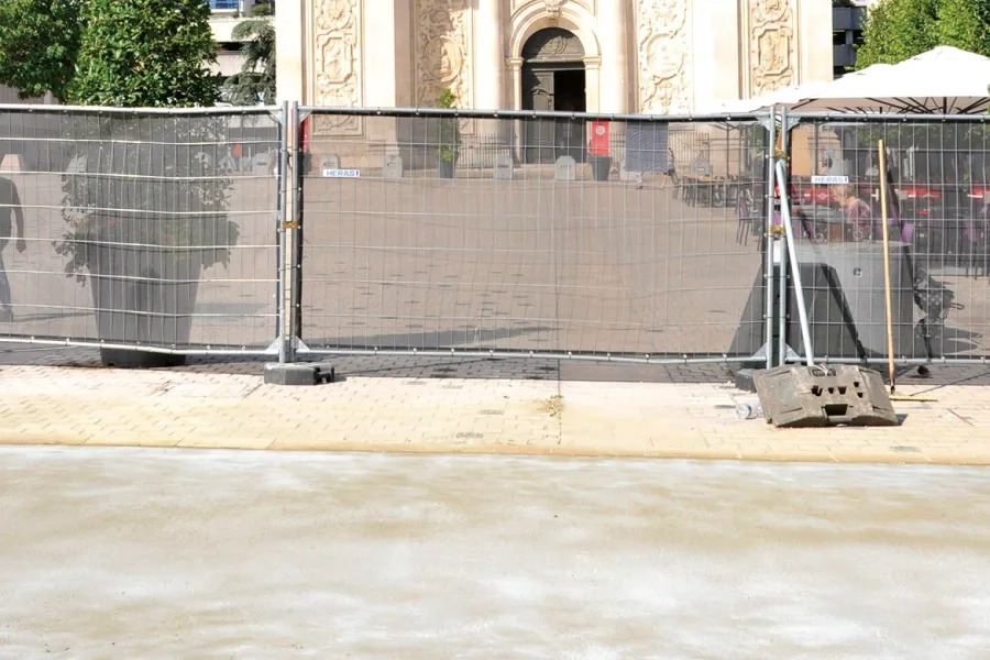 La rue Raugraff est située dans un périmètre historique. Sa rénovation avec du BAC a nécessité l'accord et le suivi des architectes des Bâtiments de France.
